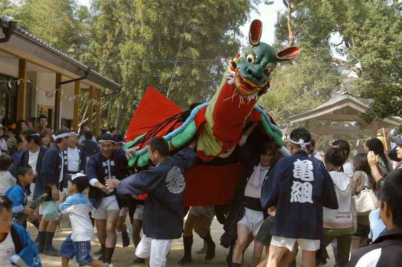 小川阿蘇神社の秋季大祭で見物客を追い回すガメ＝2006年、宇城市