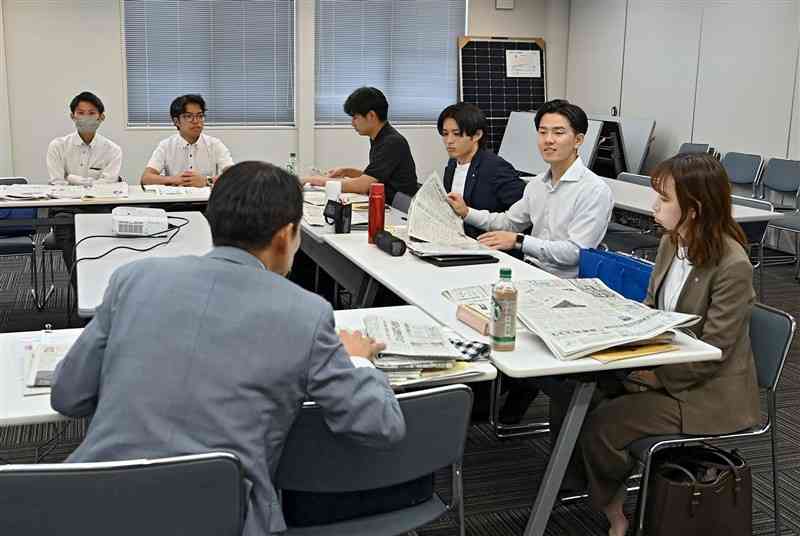 セキスイハイム九州熊本支店が開いた若手社員向けのNIB研修。写真手前は講師を務める企画係長の森田宗範さん＝9月19日、熊本市東区（石本智）