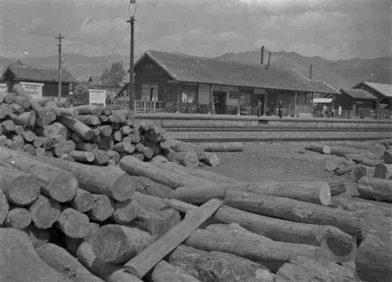 大量の木材が集まった湯前駅＝1957年、湯前町