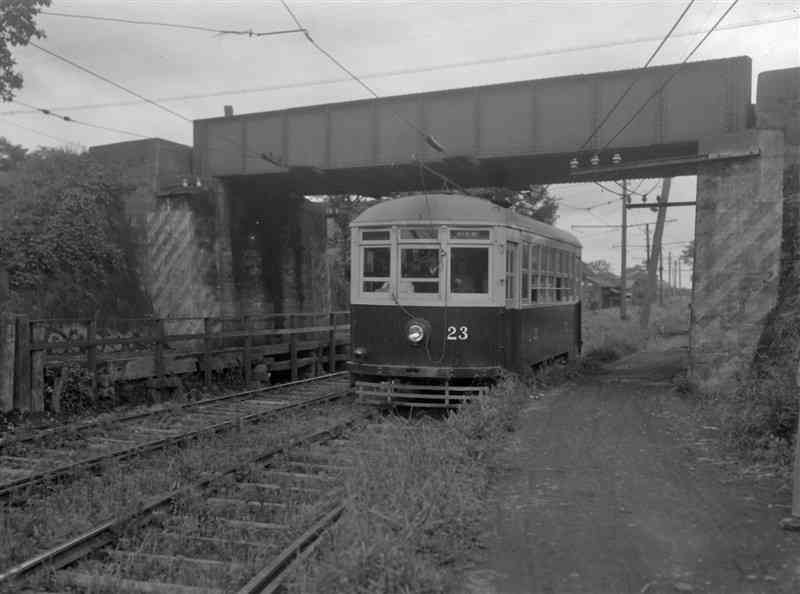 旧国鉄の豊肥線のガード下を通る電車。車高が高い車両は通れなかったという＝熊本市