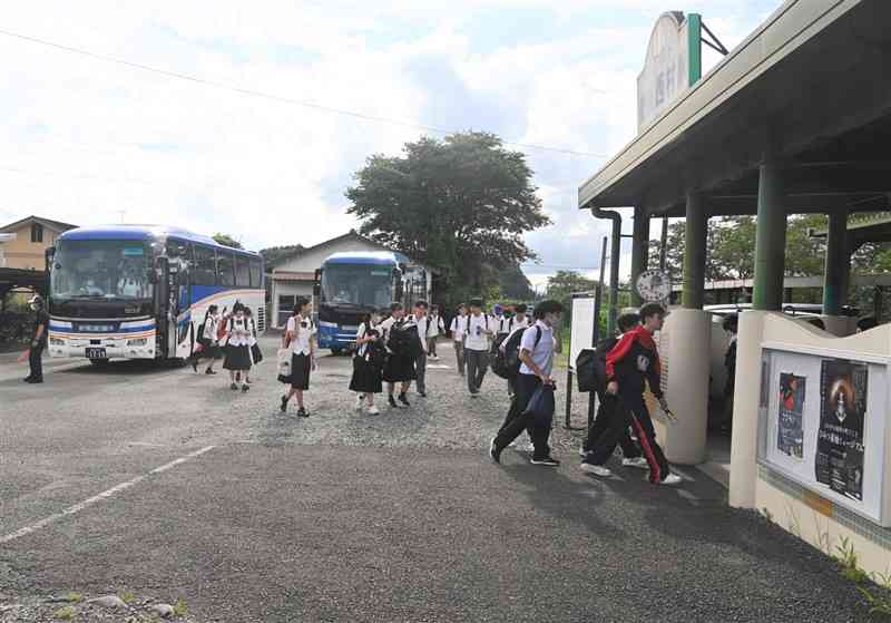 くま川鉄道の代替バスから降りて肥後西村駅へ向かう高校生＝7月、錦町