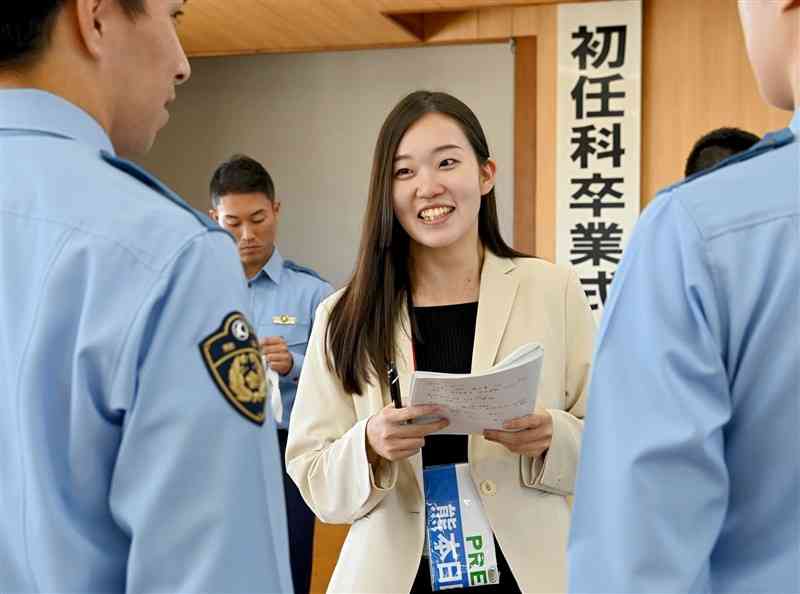 熊本県警の初任科短期課程の卒業式で、卒業生に意気込みを聞く遠山和泉記者＝9月27日、熊本市中央区の県警察学校（石本智）