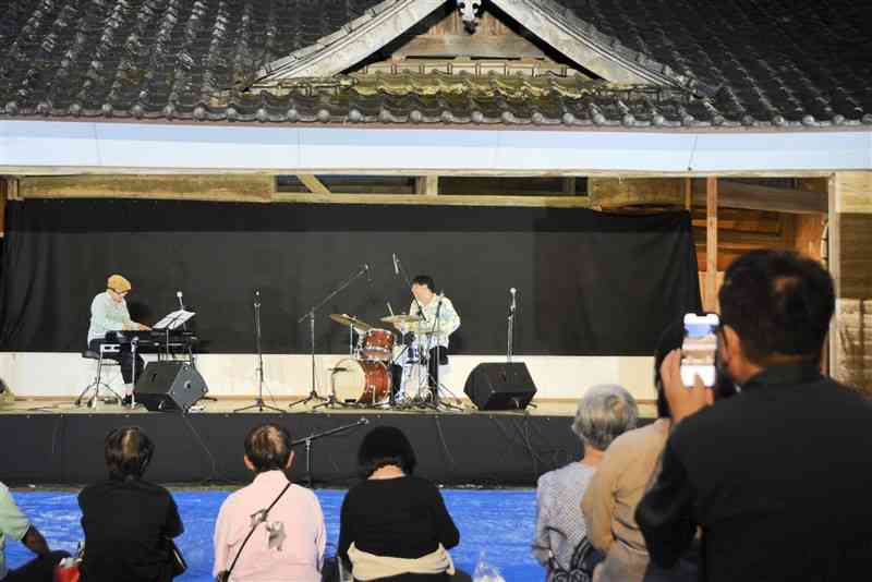 勢井阿蘇神社の農村舞台で開かれた音楽祭「あごじゃひげん」＝９月29日、美里町