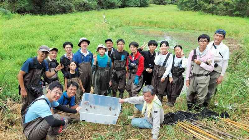 人吉球磨地域の湿地で貴重な動植物の保全に取り組む球磨湿地研究会のメンバーら＝9月16日、相良村（同会提供）