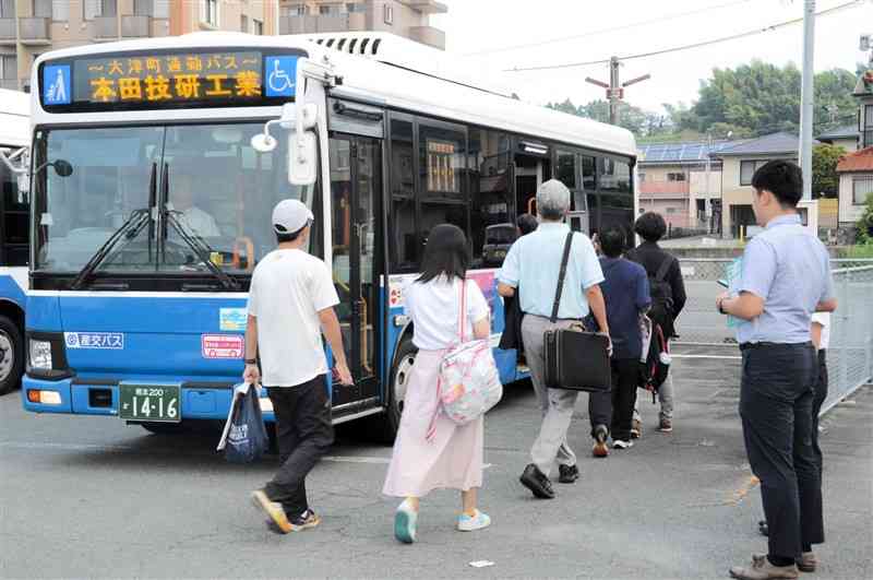 実証運行が始まった通勤バスに乗り込む利用者ら＝1日、大津町