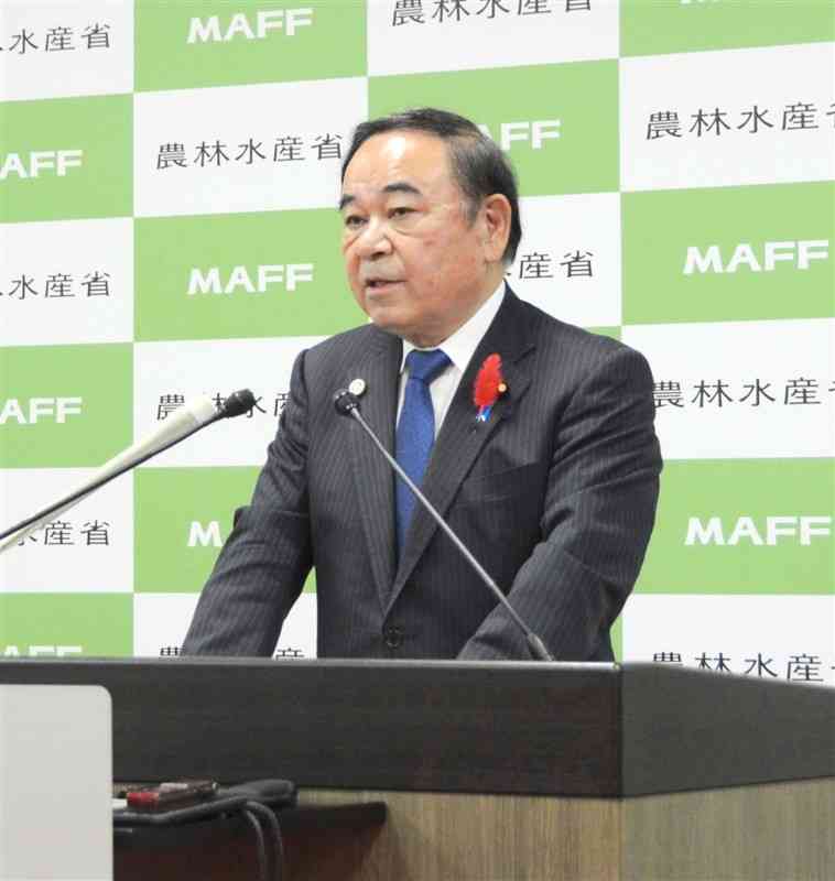 農政課題への取り組みを総括する坂本哲志氏＝1日、農林水産省