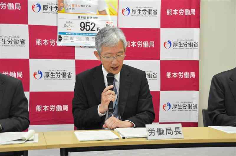 8月の県内の有効求人倍率や、5日に改定される最低賃金について説明する熊本労働局の金成真一局長＝1日、熊本市西区