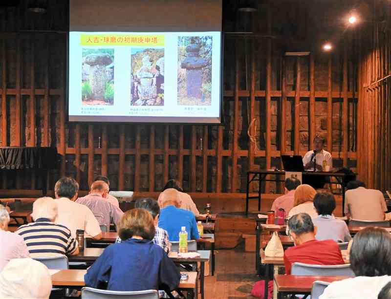 人吉球磨地域の石造文化財について学んだ「くまがわ文化財講座」＝9月29日、多良木町