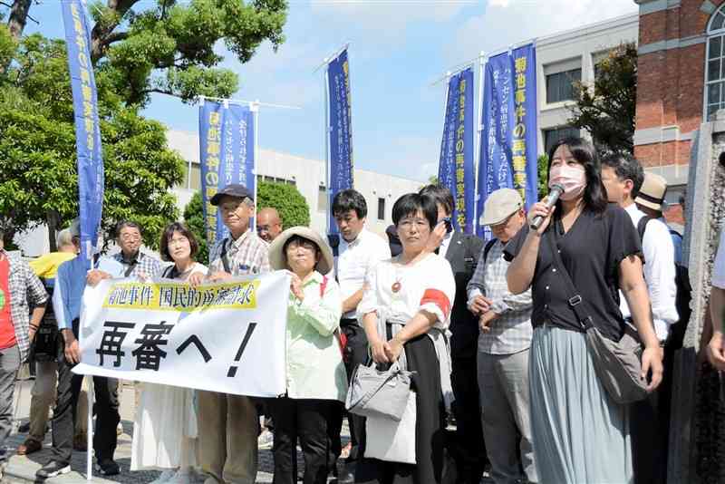 菊池事件の再審請求審の証人尋問を前に、熊本地裁前で集会を開く弁護士や支援者ら＝1日、熊本市中央区