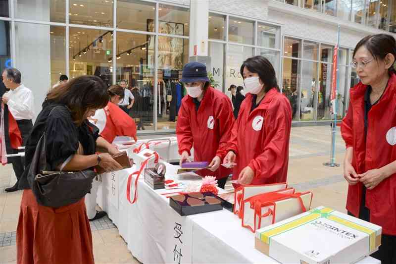 下通アーケードに設けられた募金会場＝1日、熊本市中央区