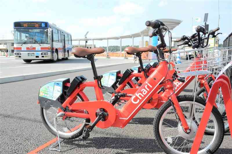 JR豊肥線原水駅北口のバス転回場に配備されたチャリチャリの自転車＝1日、菊陽町