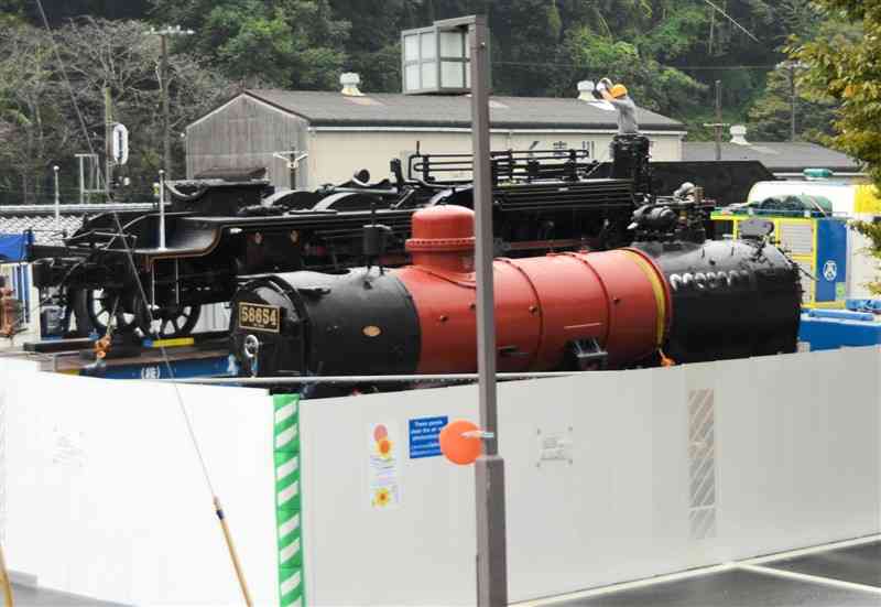 分割されて運ばれ、人吉駅に到着した「SL人吉」の蒸気機関車＝2日、人吉市