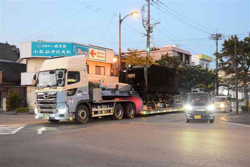 トレーラーに載せられ一般道を進む炭水車部分＝1日、人吉市