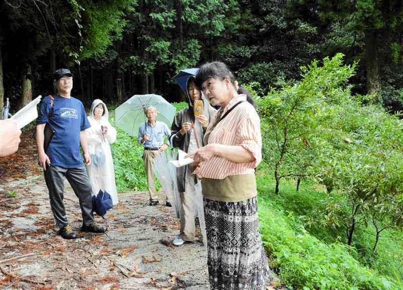 凶器が見つかったとされる場所で説明する再審弁護団の国宗直子弁護士（右）と参加者ら＝2日、熊本県北部（豊田宏美）