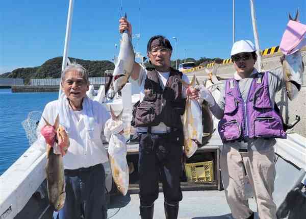 親子3人でカンパチの好釣果を上げた左から廣重禎三さん、昇二さん、陽介さん＝天草市牛深町