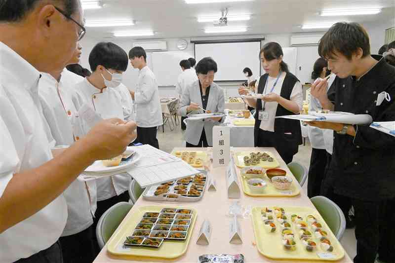 生徒たちが考案したメニューを試食する審査員たち＝1日、山鹿市