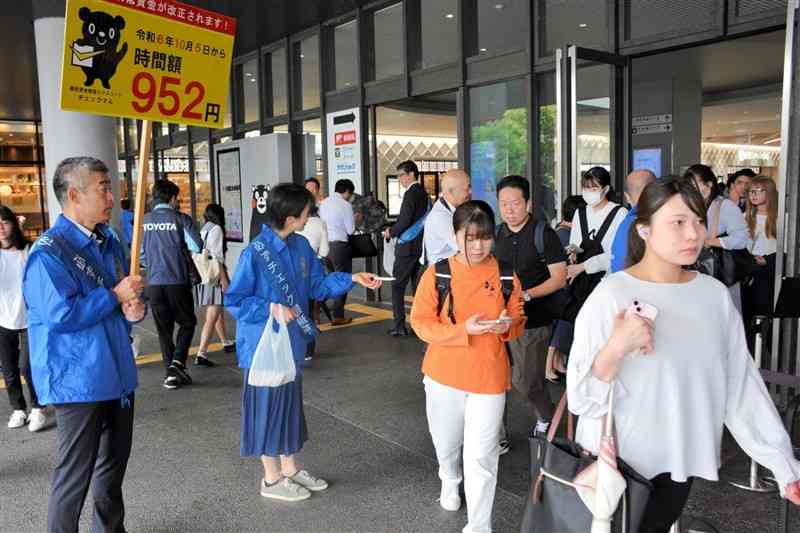 最低賃金が952円に引き上げられることをPRする熊本地方最低賃金審議会の委員ら＝3日、熊本市西区