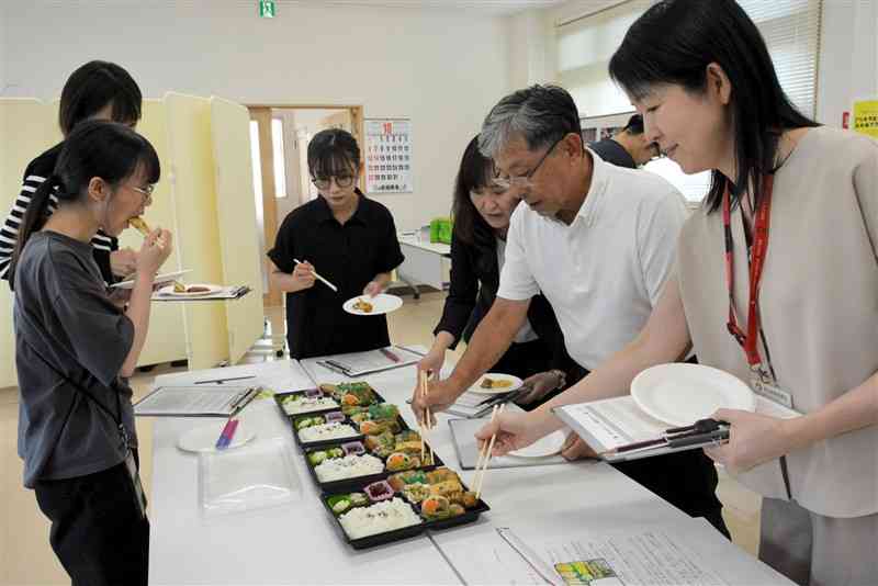 「アシキタおもてなしお弁当グランプリ」で弁当を試食する審査員＝1日、芦北町