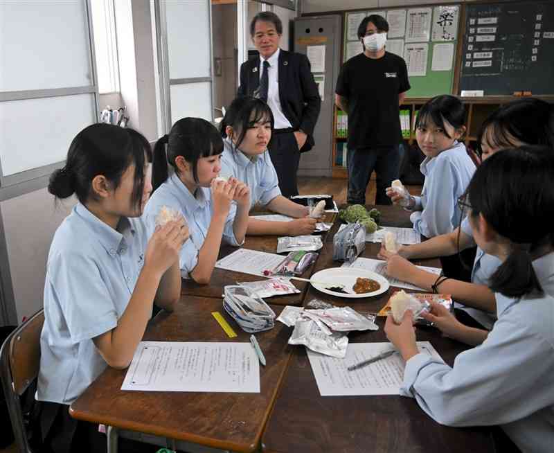 防災用おにぎりを試食する南稜高の生徒たち＝2日、あさぎり町