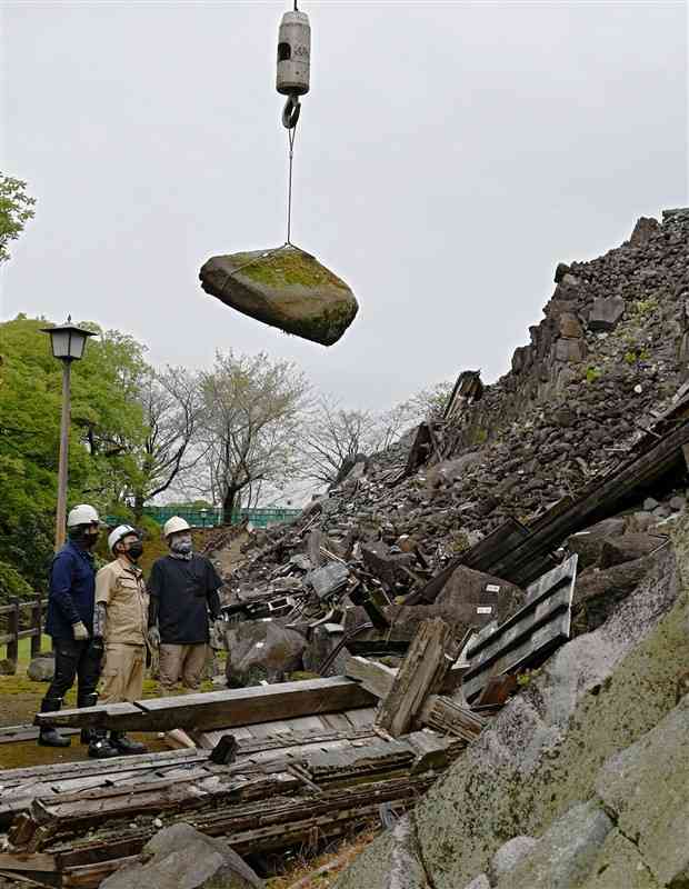 熊本地震で崩落した石垣の復旧工事へ向け、石材の回収作業が始まった奉行丸西側の石垣＝3日午前、熊本市中央区（石本智）