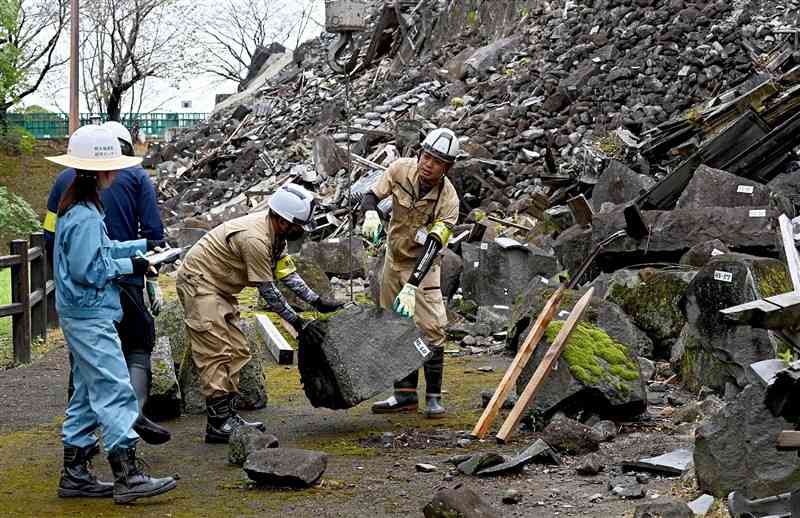 熊本地震で崩落したままの状態となっている奉行丸西側の石垣＝3日午前、熊本市中央区（石本智）