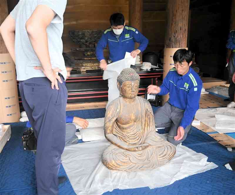 阿弥陀像の搬出準備をする専門業者ら＝2日、湯前町