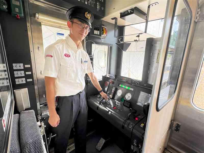 出発前に車両の計器などを点検する南阿蘇鉄道の玉目さん