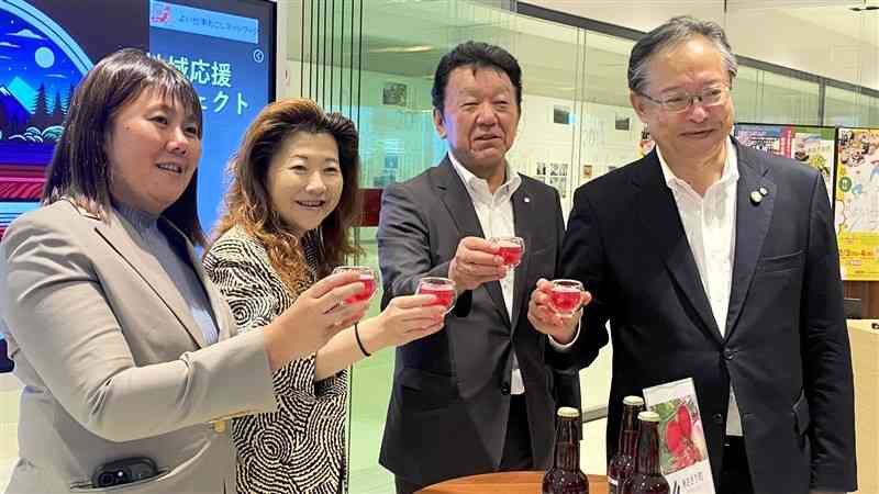 「ビーツエールあさぎり」で乾杯する北口俊朗あさぎり町長（右から2人目）ら＝3日、東京都大田区