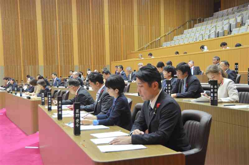 47議案を可決、同意、承認して閉会した県議会＝4日、県議会棟