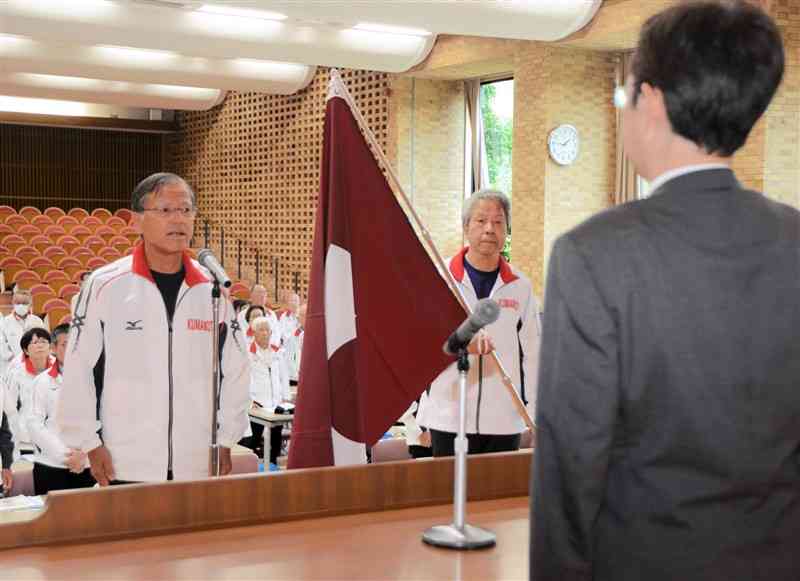 選手代表で誓いの言葉を述べる吉尾光彦さん（左）＝4日、県庁