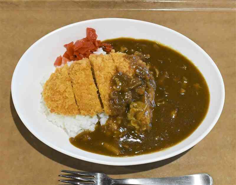 1時間以上炒めたタマネギの甘みを感じる一番人気のカツカレー