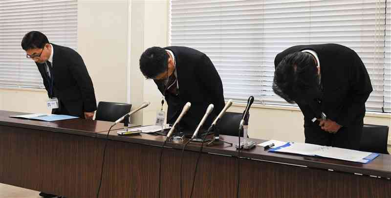 女性主事の懲戒処分を発表し謝罪する熊本市幹部＝4日、市役所