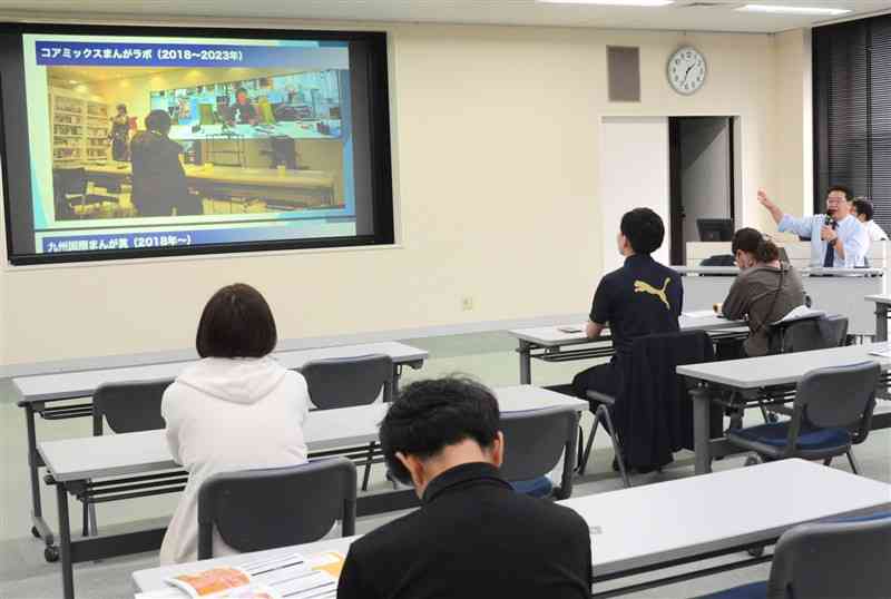 「熊本コアミックス」の持田修一社長の話に聞き入る参加者＝4日、熊本市中央区