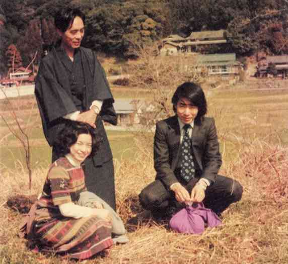 河野裕子さんの伯父で歌人の福島照夫さん（左奥）と、河野さんの夫永田和宏さん（手前右）、河野さんの妹真由美さん＝1977年秋、御船町七滝