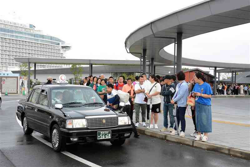 くまモンポート八代で、熊本市のタクシーも客を乗せる中、長い行列もできた＝5日、八代市