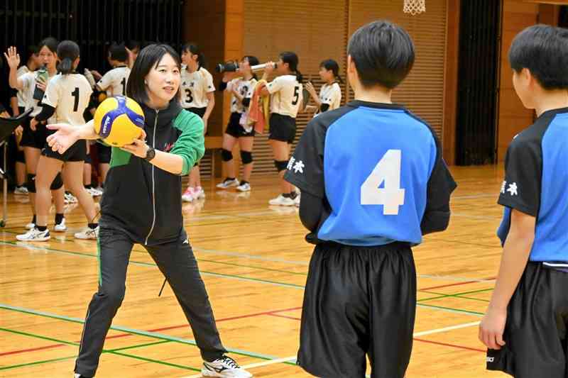 中学生を指導する元バレーボール女子日本代表の小幡真子さん＝5日、上天草市