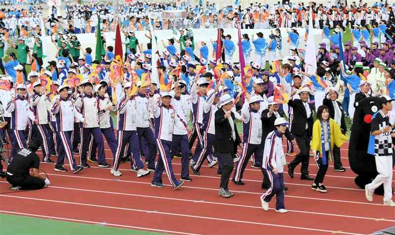 国民スポーツ大会の総合開会式で行進する熊本県選手団＝佐賀市のSAGAサンライズパーク陸上競技場