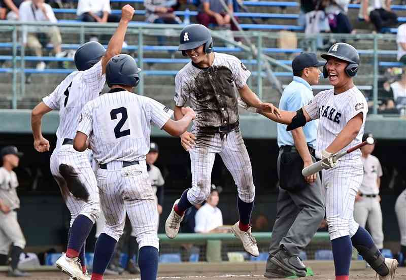 【有明－熊本工】8回表、有明2死満塁。左越え二塁打で一走永田（中央）が生還。6－5と逆転する＝リブワーク藤崎台球場（谷川剛）