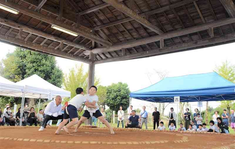 山田小校庭の土俵であった最後のわんぱく相撲大会＝5日、山江村