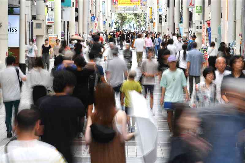 にぎわう上通アーケード。衆院熊本1区の戦いは浮動票の行方が結果を左右する＝6日、熊本市中央区（谷川剛）