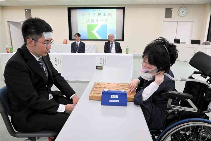 県アマ棋王戦決勝リーグで対局する森﨑盛一朗五段（右）と山田晃寛三段。森﨑五段が全勝で制し、タイトルを手にした＝6日、熊本市中央区