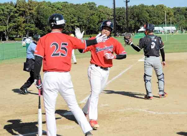 【熊本嶋田クラブ－豊田自動織機】3回表、2点本塁打を放った熊本嶋田クラブの山地＝エコパーク水俣