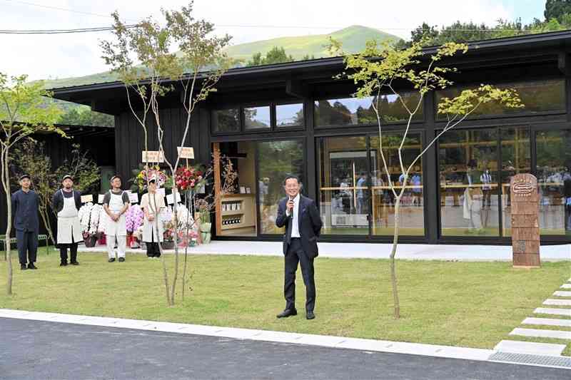 黒川温泉初のパンとコーヒーの店を紹介する音成貴道さん（中央）＝9月30日、南小国町