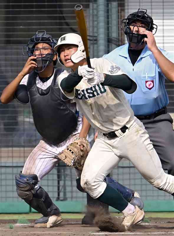 【専大熊本－有明】8回表、専大熊本1死二、三塁。小林が右犠飛を放ち、2－1と勝ち越す＝リブワーク藤崎台（小野宏明）