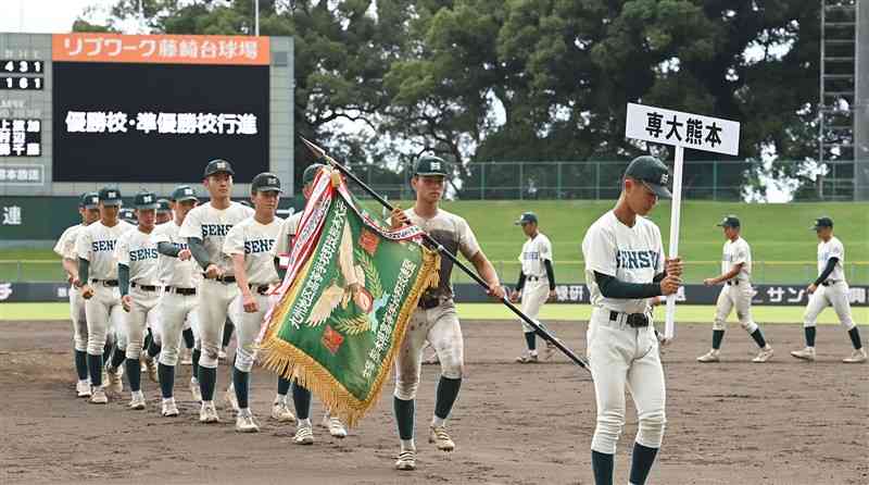 優勝しダイヤモンドを一周する専大熊本の選手たち＝6日、リブワーク藤崎台（小野宏明）