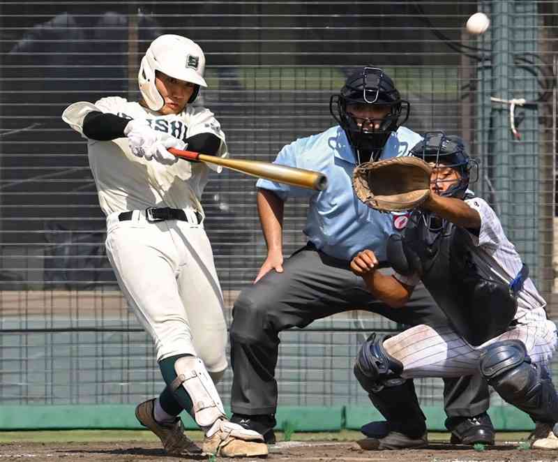 【専大熊本－有明】3回表、専大熊本1死一、三塁。假屋が左犠飛を放ち、1－1の同点とする＝リブワーク藤崎台（小野宏明）