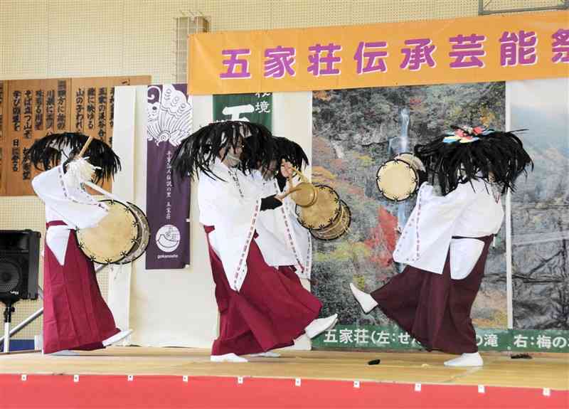 五家荘伝承芸能祭で久連子古代踊りを披露する保存会員ら＝6日、八代市