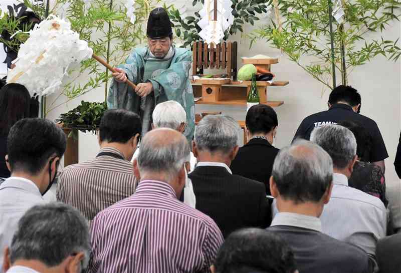 立候補予定者の事務所開きの神事に出席する支援者ら＝10月、熊本市南区