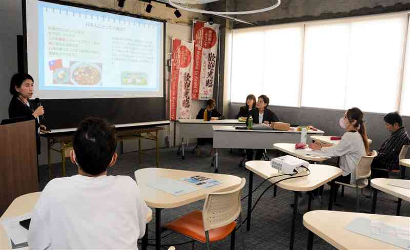 台湾からの移住者や観光客の需要を取り込むため、現地の食文化などを学ぶ「台湾おもてなしセミナー」＝4日、合志市