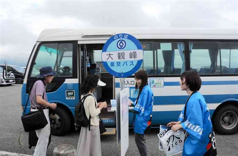 新設された大観峰バス停。JR阿蘇駅と小国町の杖立を結ぶ路線の途中にある＝6日、阿蘇市